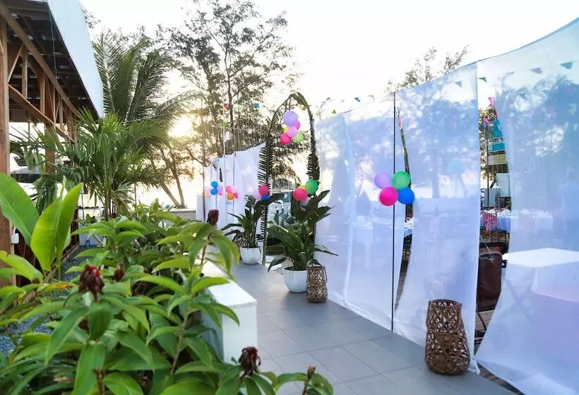 Hotelli Naiya Sea Resort