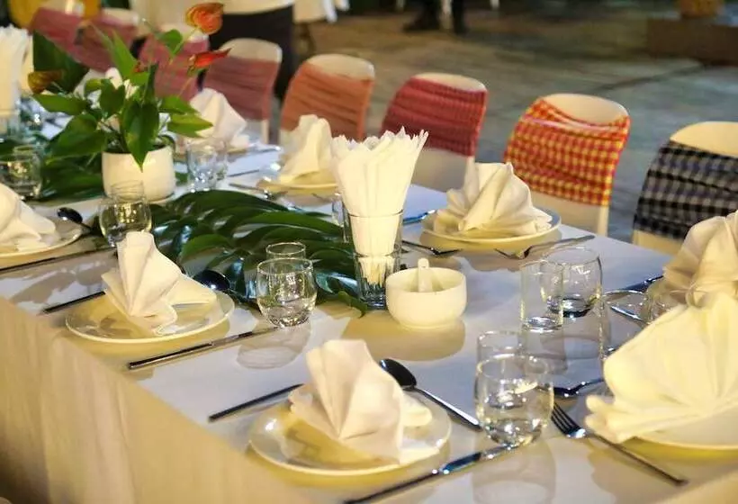 Hotelli Naiya Sea Resort