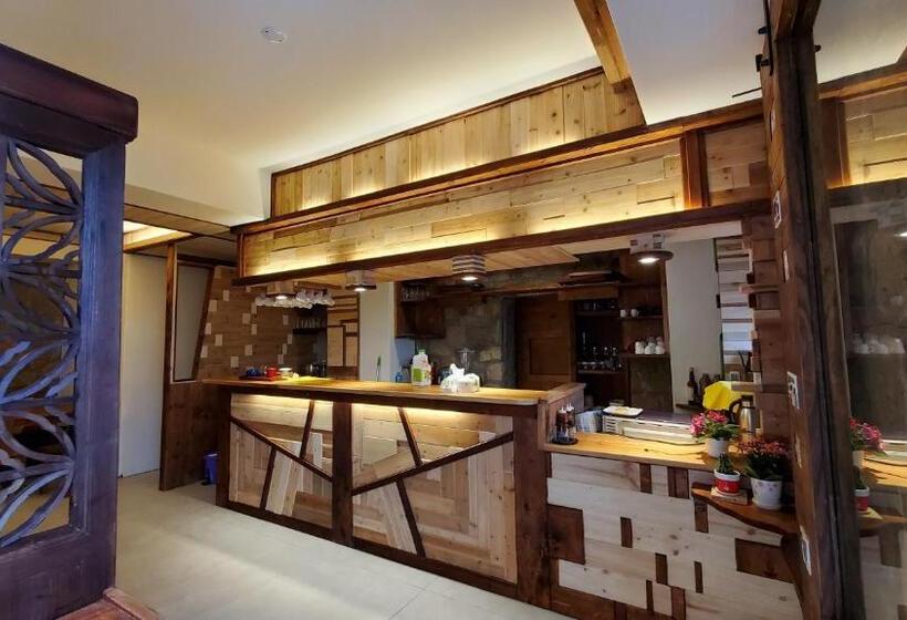 تختخواب و صبحانه Chin Be