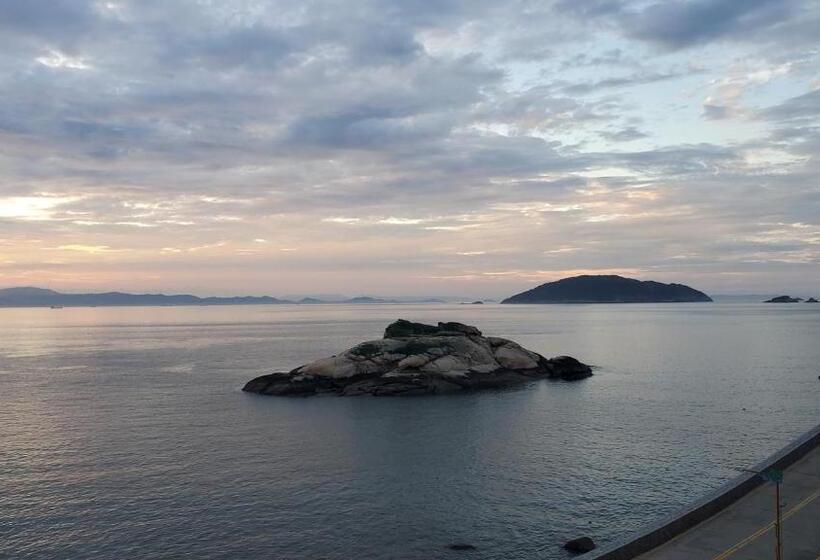 تختخواب و صبحانه Chin Be