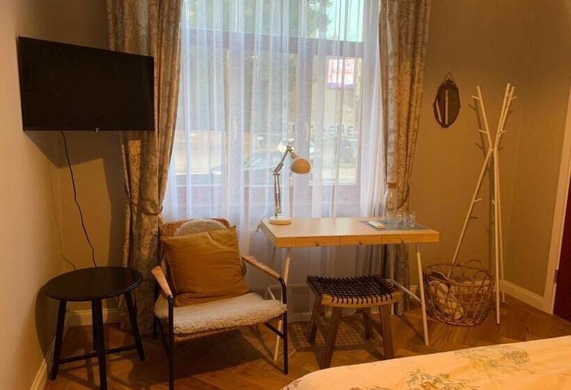 پانسیون Emily