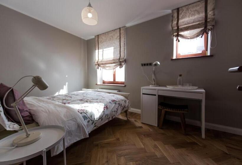 پانسیون Emily