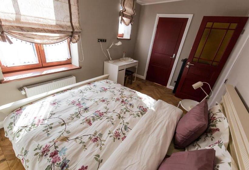 پانسیون Emily