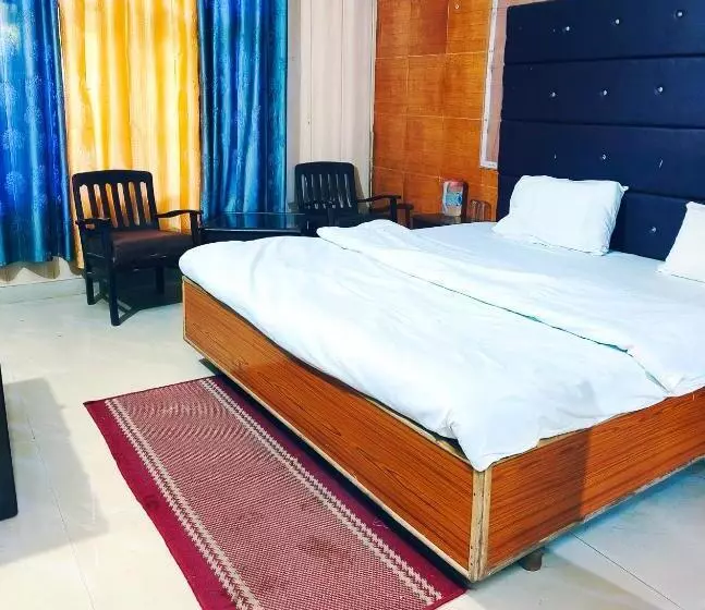 Hotelli Holiday Plaza Dalhousie   Near Ghandhi Chowk Mall Road