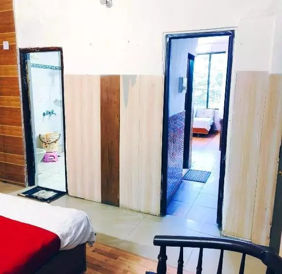 Hotelli Holiday Plaza Dalhousie   Near Ghandhi Chowk Mall Road