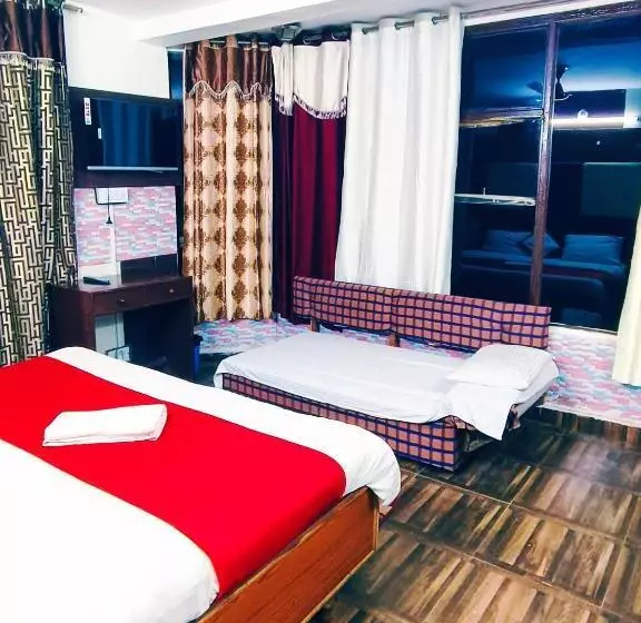Hotelli Holiday Plaza Dalhousie   Near Ghandhi Chowk Mall Road