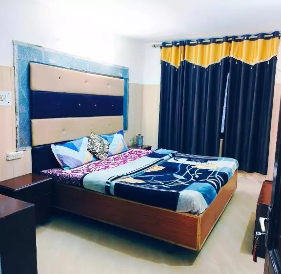Hotelli Holiday Plaza Dalhousie   Near Ghandhi Chowk Mall Road