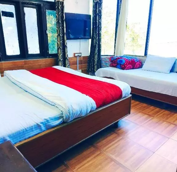 Hotelli Holiday Plaza Dalhousie   Near Ghandhi Chowk Mall Road