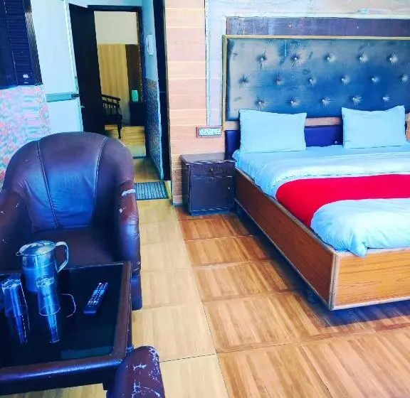 Hotelli Holiday Plaza Dalhousie   Near Ghandhi Chowk Mall Road