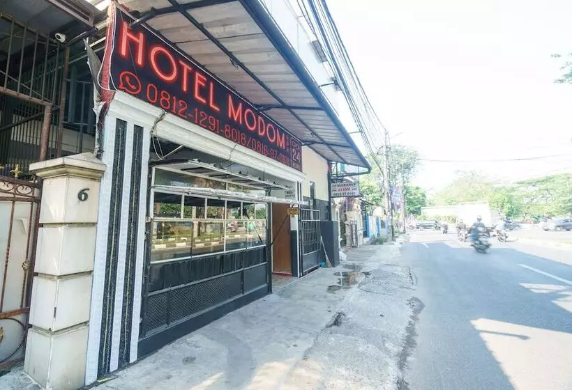 Hotelli Oyo 93132 Modom Homestay