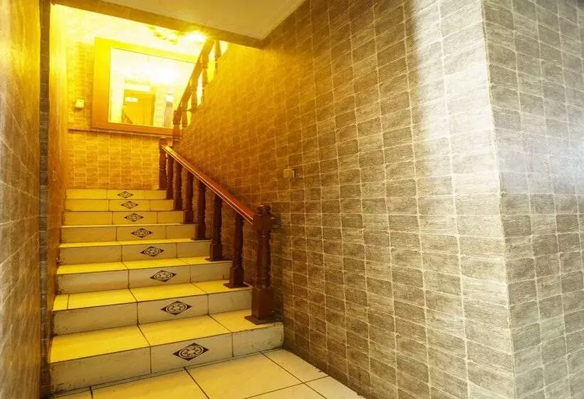 Hotelli Oyo 93132 Modom Homestay