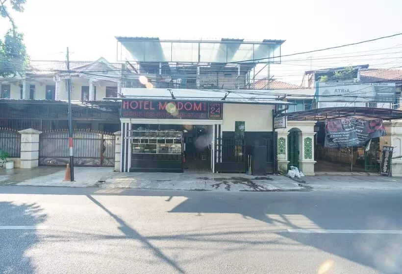 Hotelli Oyo 93132 Modom Homestay