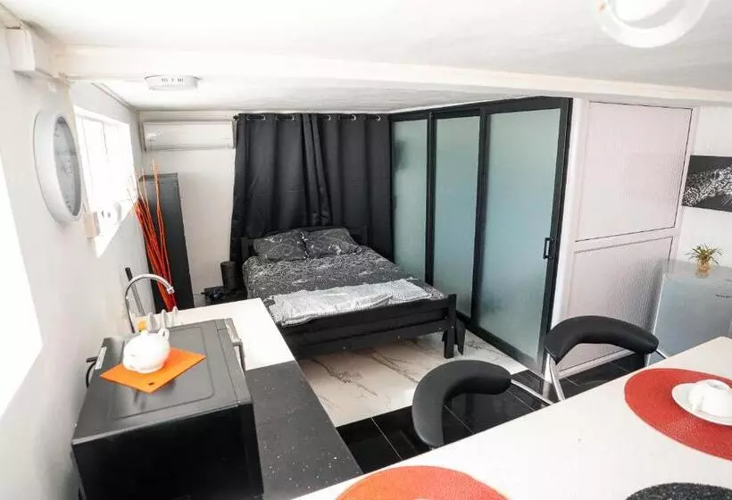 پانسیون Studio B