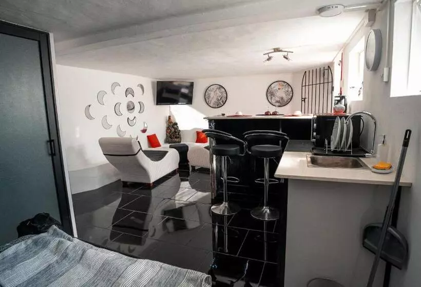 پانسیون Studio B