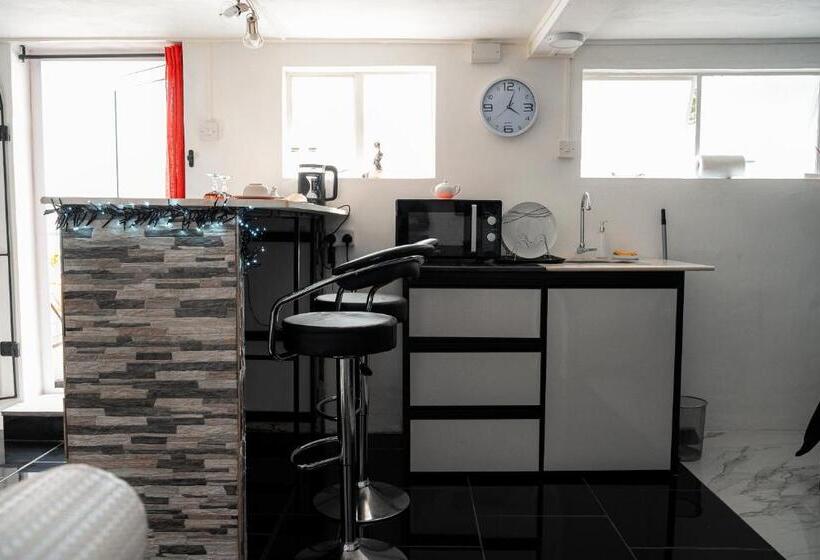 پانسیون Studio B