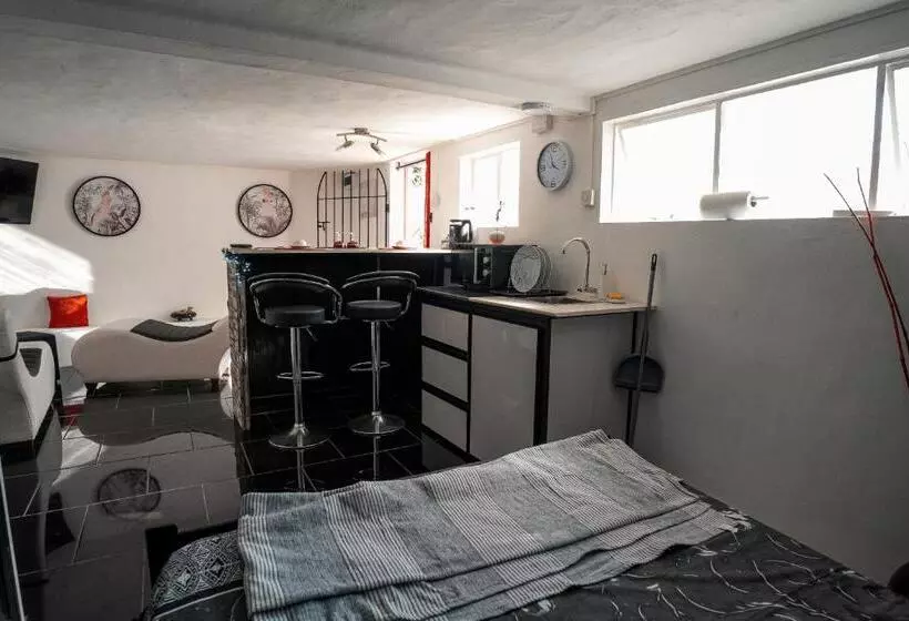 پانسیون Studio B