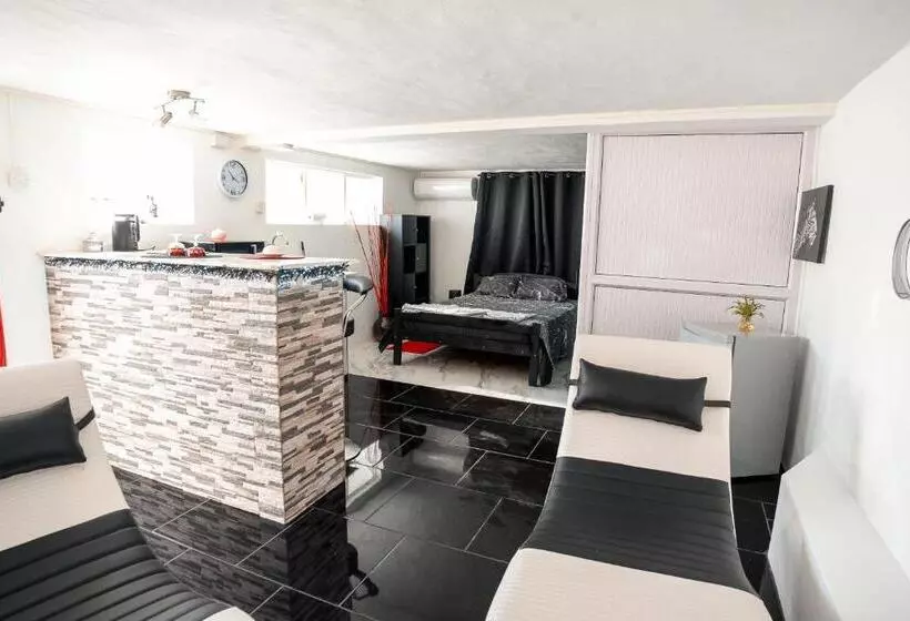 پانسیون Studio B