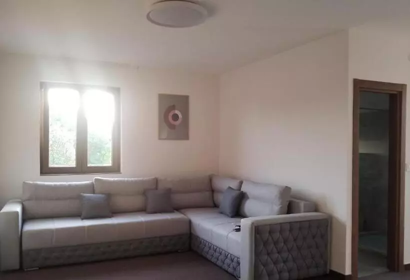 تختخواب و صبحانه Vila Dvor Subotica