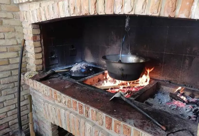 تختخواب و صبحانه Vila Dvor Subotica