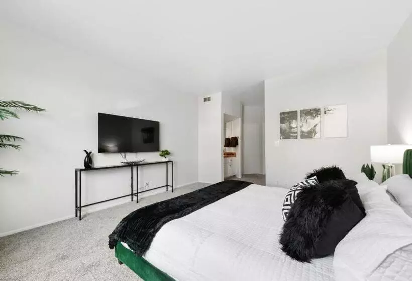 Beverly Hills Glamour Oasis 2 Br Apt With Parking 304