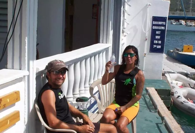 هتل کپسول Shrimpy S Waterfront Hostel And Crew Quarters