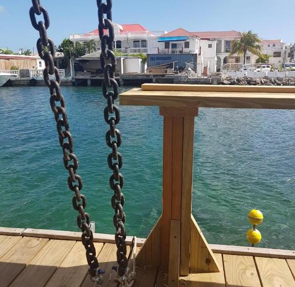 هتل کپسول Shrimpy S Waterfront Hostel And Crew Quarters