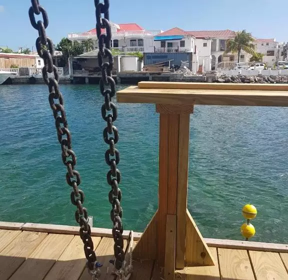 هتل کپسول Shrimpy S Waterfront Hostel And Crew Quarters