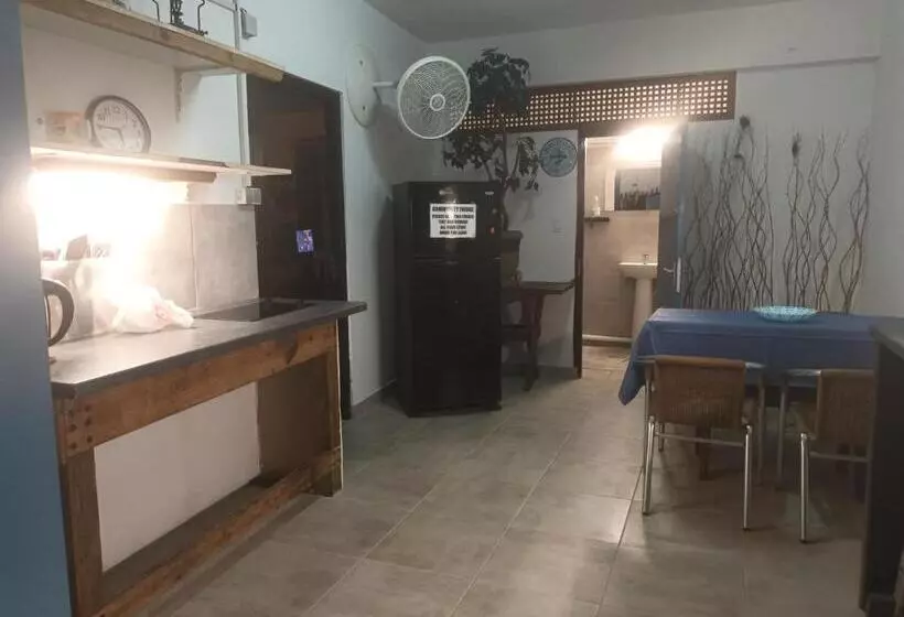 هتل کپسول Shrimpy S Waterfront Hostel And Crew Quarters