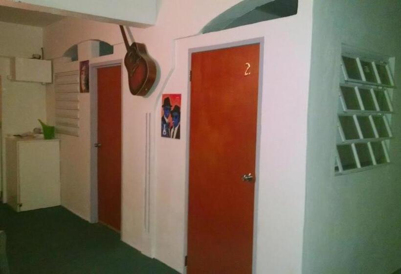 هتل کپسول Shrimpy S Waterfront Hostel And Crew Quarters