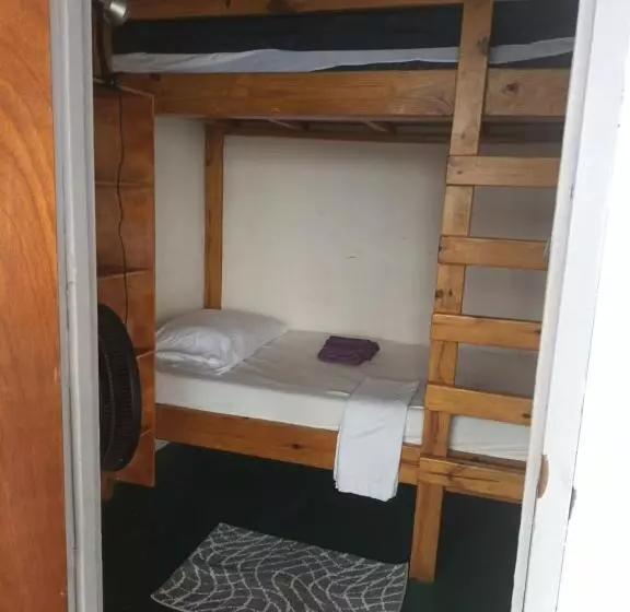 هتل کپسول Shrimpy S Waterfront Hostel And Crew Quarters