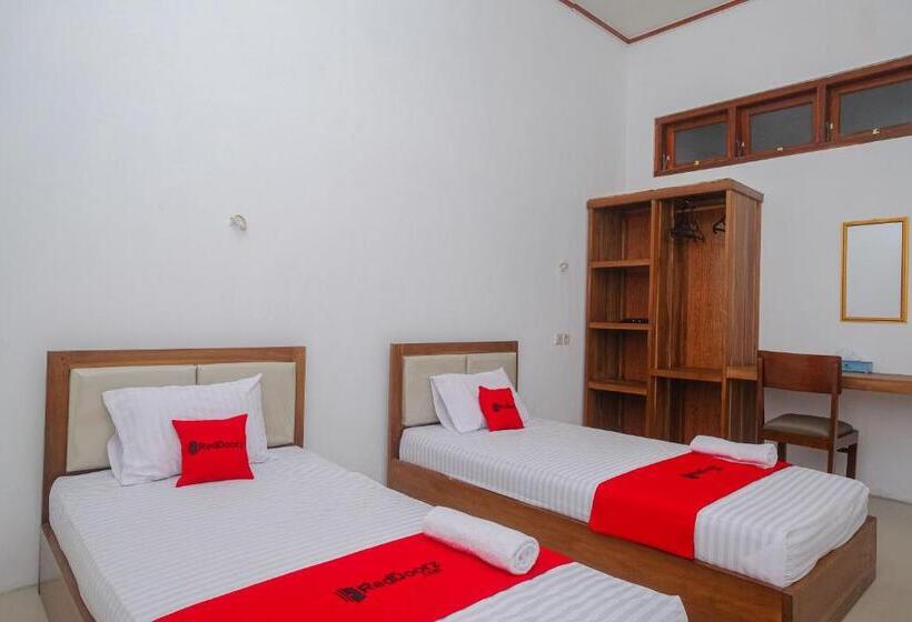 בית מלון כפרי Reddoorz Syariah Near Alun Alun Temanggung