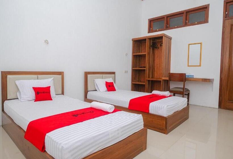בית מלון כפרי Reddoorz Syariah Near Alun Alun Temanggung