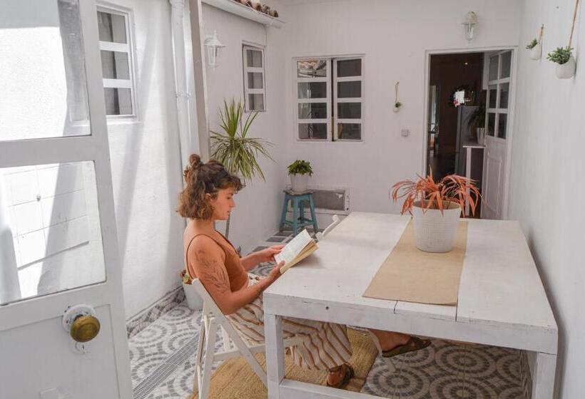 پانسیون Shared Apartment With Bright Private Patio In Lisboa