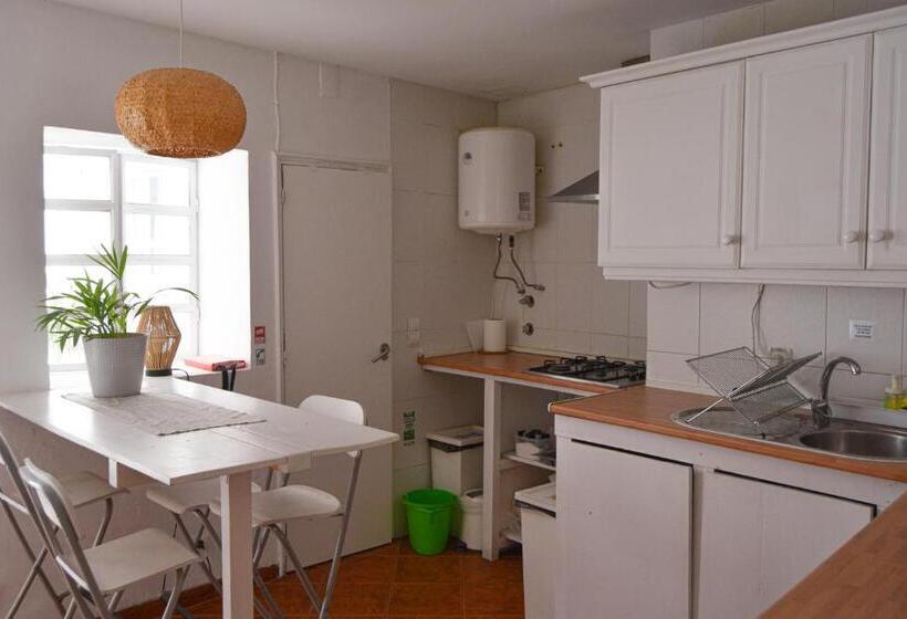 پانسیون Shared Apartment With Bright Private Patio In Lisboa