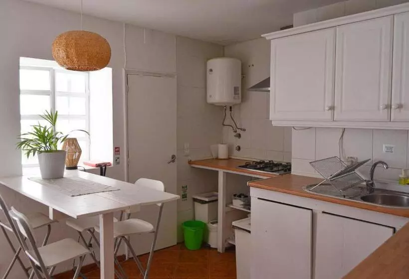 پانسیون Shared Apartment With Bright Private Patio In Lisboa