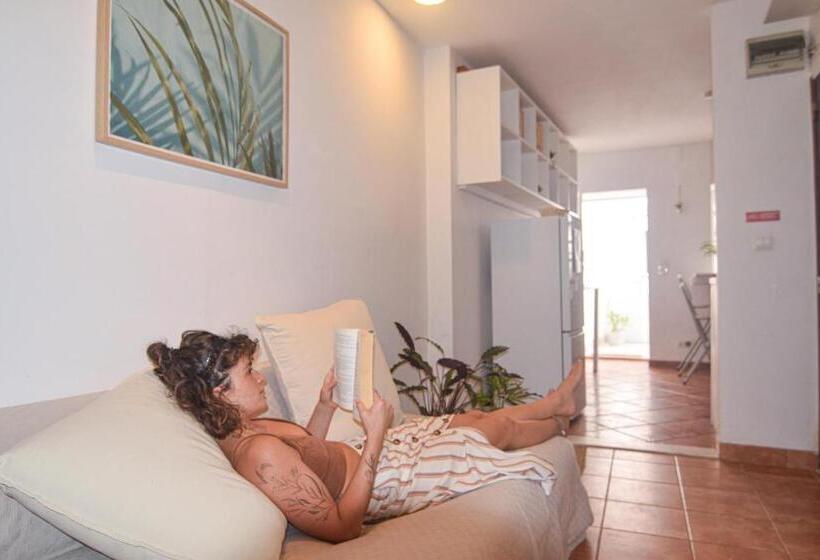 پانسیون Shared Apartment With Bright Private Patio In Lisboa