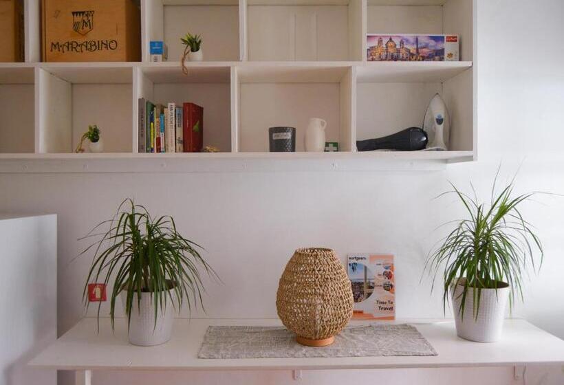 پانسیون Shared Apartment With Bright Private Patio In Lisboa