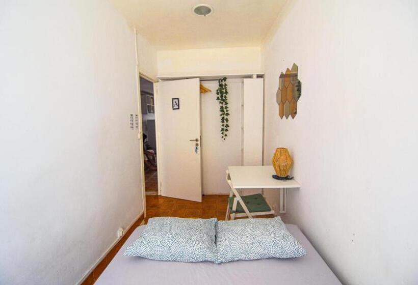پانسیون Shared Apartment With Bright Private Patio In Lisboa