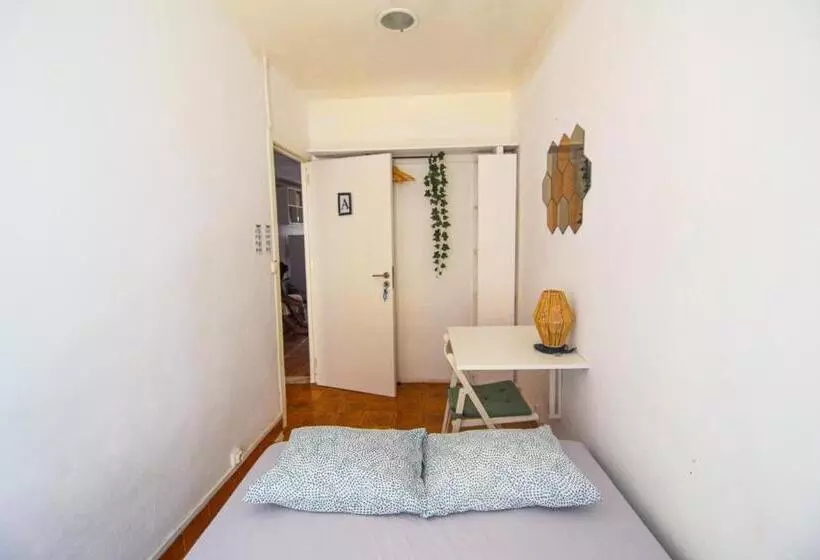 پانسیون Shared Apartment With Bright Private Patio In Lisboa