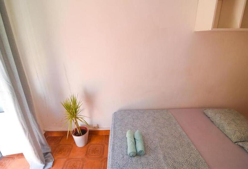 پانسیون Shared Apartment With Bright Private Patio In Lisboa