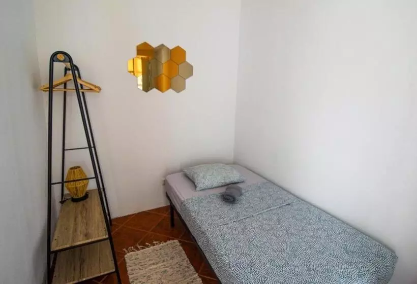 پانسیون Shared Apartment With Bright Private Patio In Lisboa
