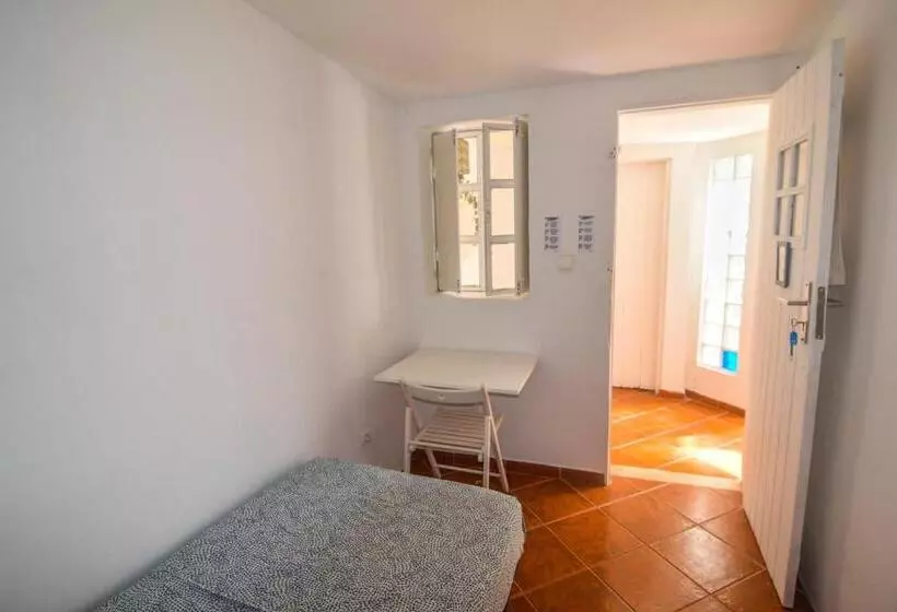 پانسیون Shared Apartment With Bright Private Patio In Lisboa