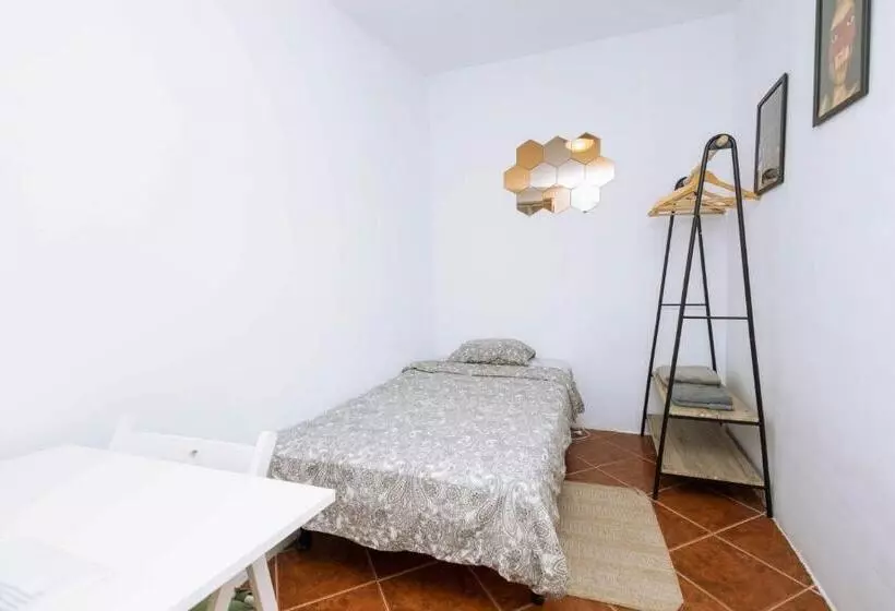 پانسیون Shared Apartment With Bright Private Patio In Lisboa