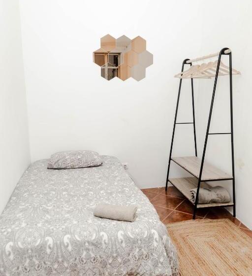 پانسیون Shared Apartment With Bright Private Patio In Lisboa