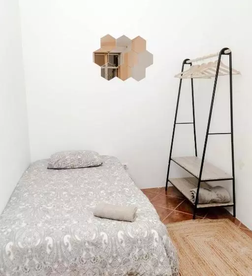 پانسیون Shared Apartment With Bright Private Patio In Lisboa