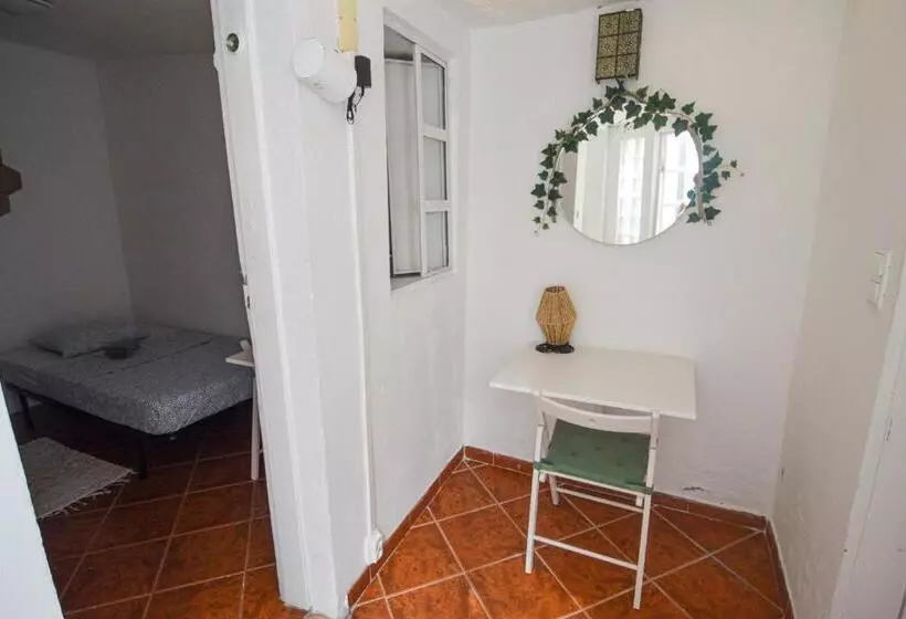 پانسیون Shared Apartment With Bright Private Patio In Lisboa