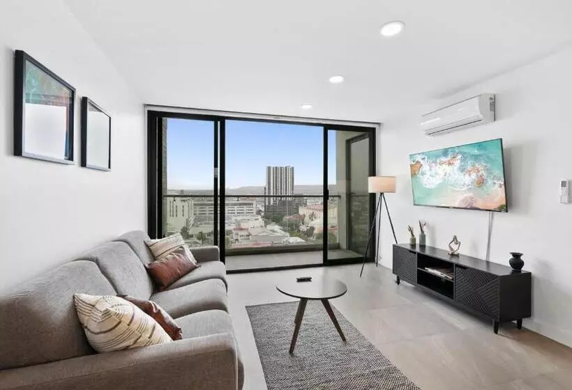 Downtown Apartment With Balcony City View, Gym & Lounge