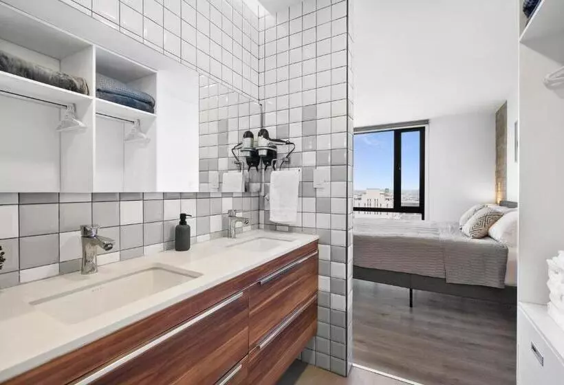 Downtown Apartment With Balcony City View, Gym & Lounge