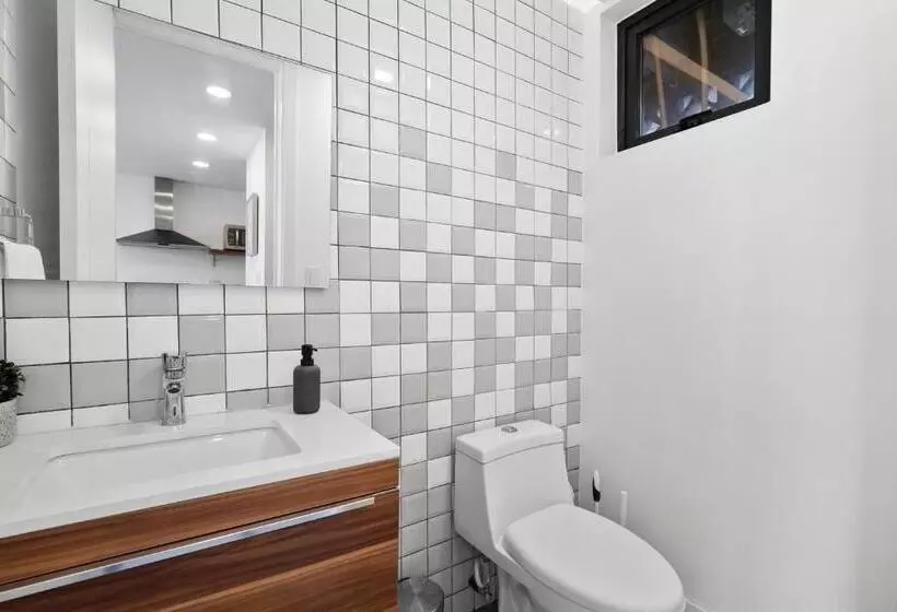 Downtown Apartment With Balcony City View, Gym & Lounge