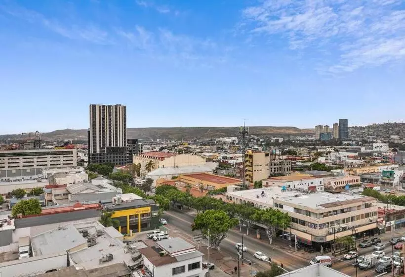 Downtown Apartment With Balcony City View, Gym & Lounge